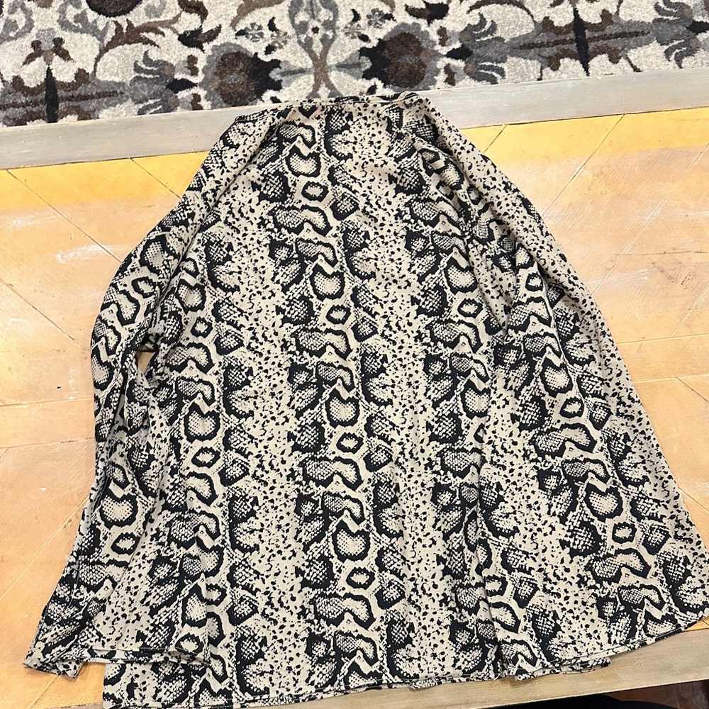 Buddy Love Women's Blouse Snake Print Bell Sleeves Size Small - Picture 6 of 8